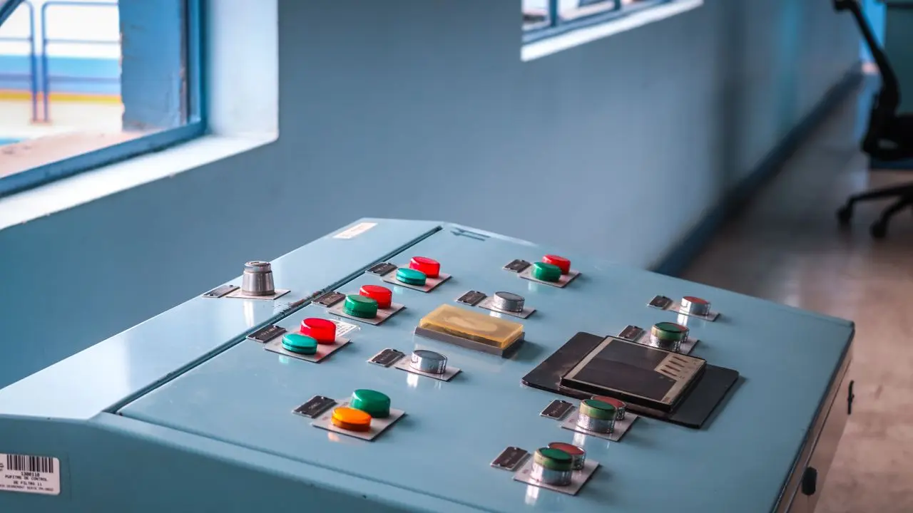 Tablero de control industrial con instrumentación de proceso
