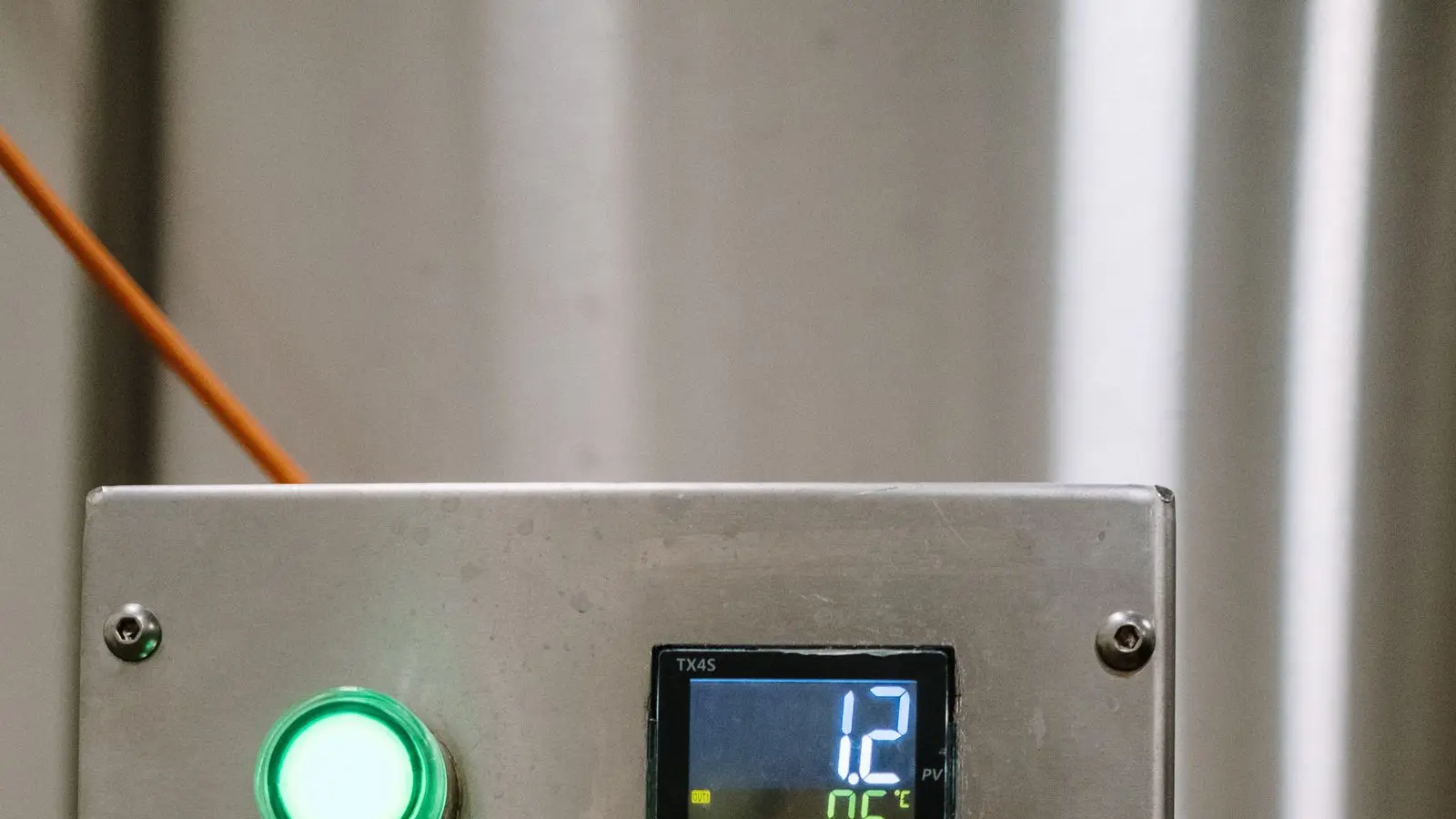 Tablero de control industrial con instrumentación de proceso